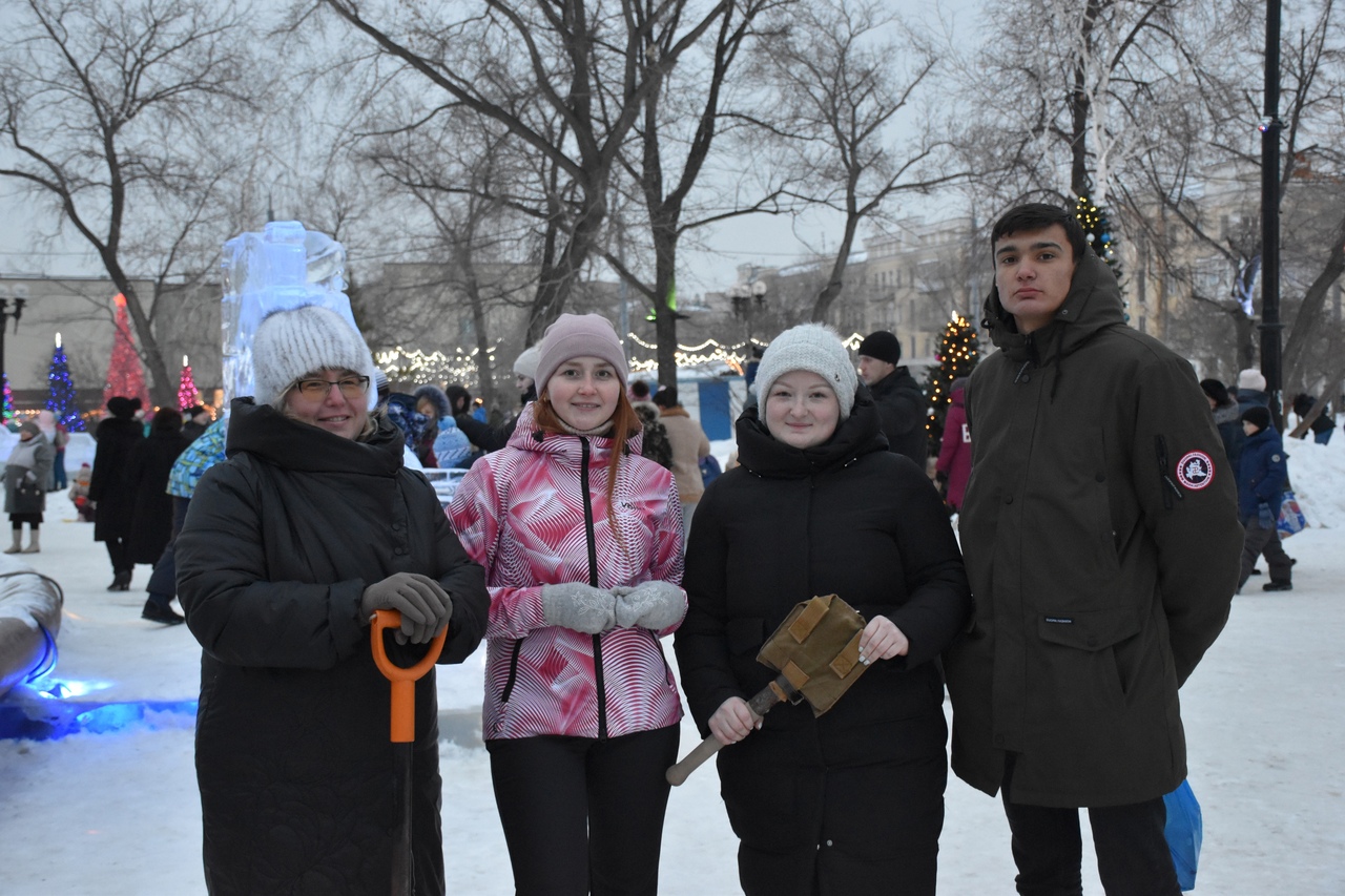 Поисковики приняли участие в городских мероприятиях посвященных закрытию снежного городка на площади им. В.И. Ленина г. Оренбурга