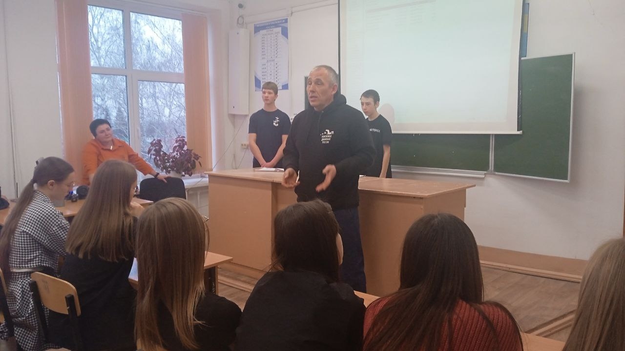 В преддверии Дня неизвестного солдата пономаревские поисковики встретились с обучающейся молодежью